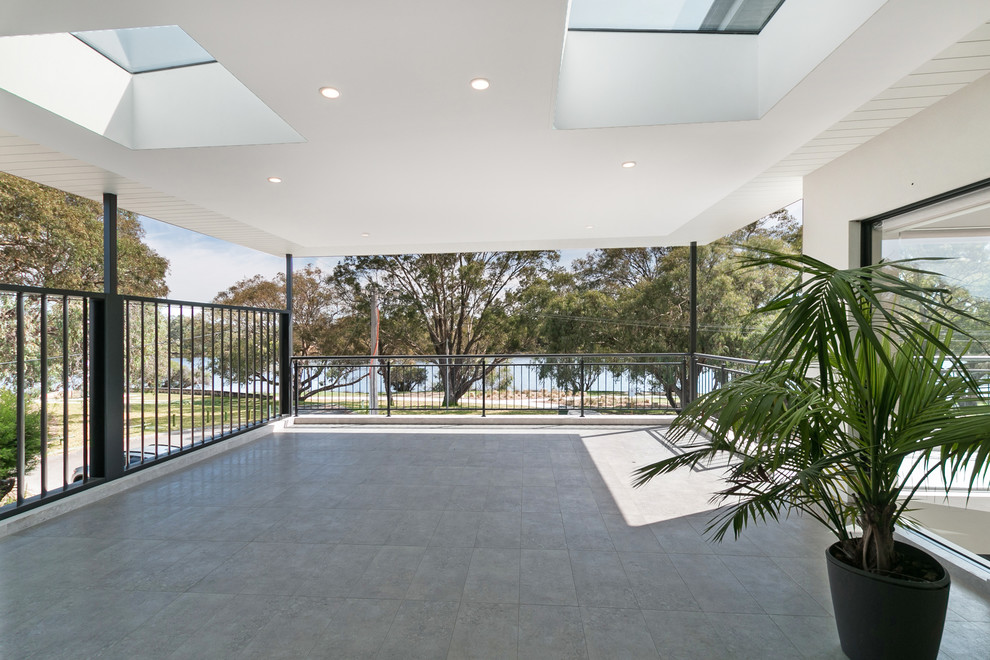 Photo of a contemporary balcony in Perth.
