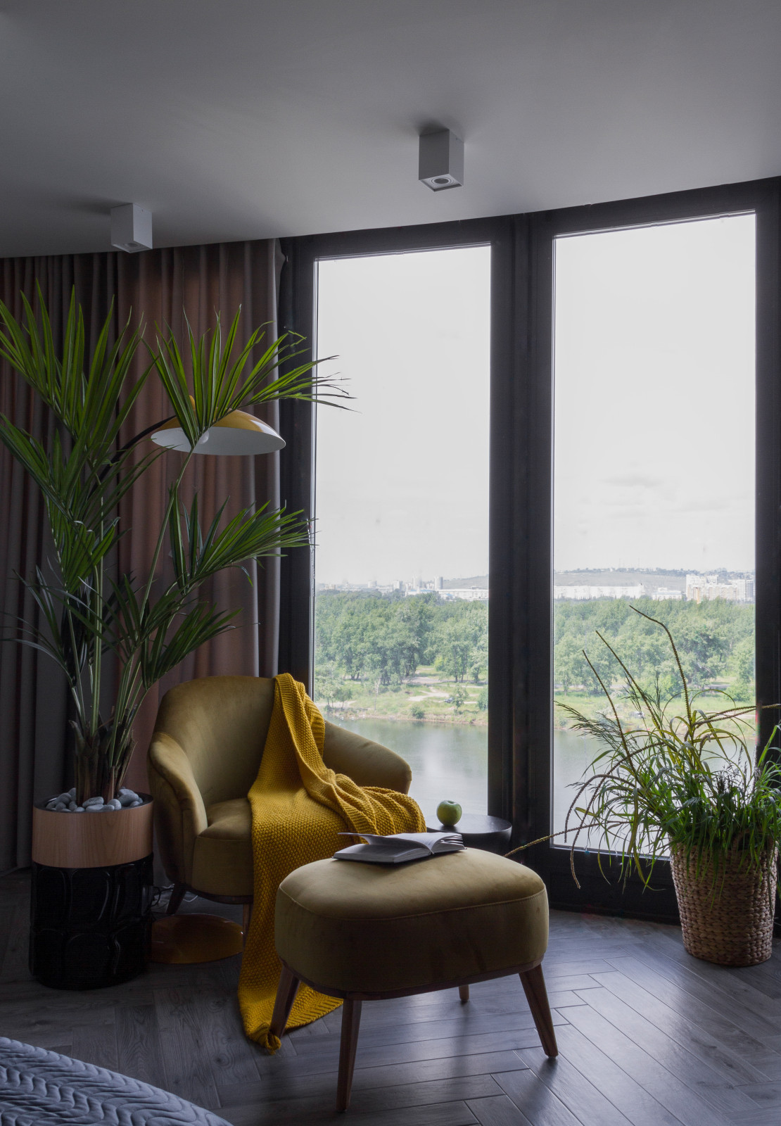 Мастер-спальня с присоединенным балконом с видом на Енисей