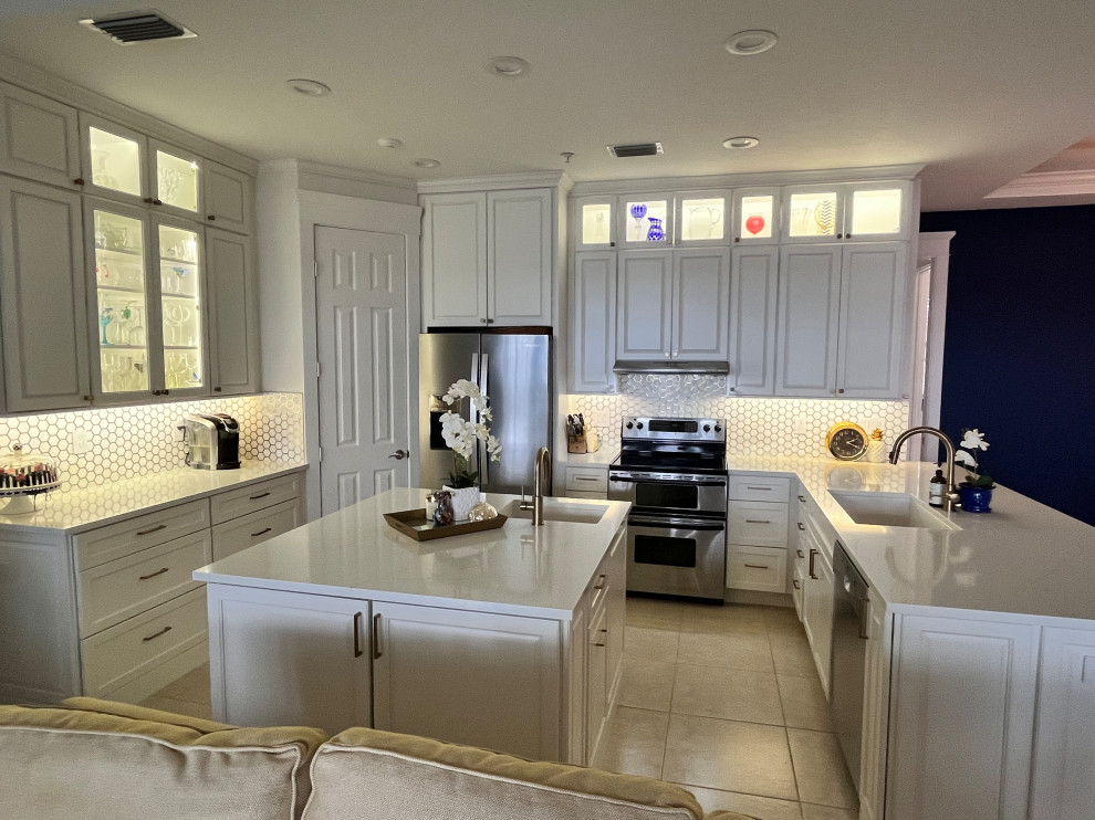 Example of a mid-sized transitional u-shaped eat-in kitchen design with an undermount sink, raised-panel cabinets, white cabinets, quartz countertops, multicolored backsplash, mosaic tile backsplash, stainless steel appliances, an island and multicolored countertops