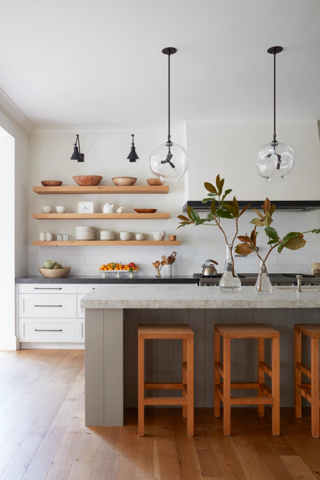 Exempel på ett mellanstort modernt vit linjärt vitt kök och matrum, med en enkel diskho, släta luckor, blå skåp, bänkskiva i kvarts, vitt stänkskydd, rostfria vitvaror, ljust trägolv och brunt golv