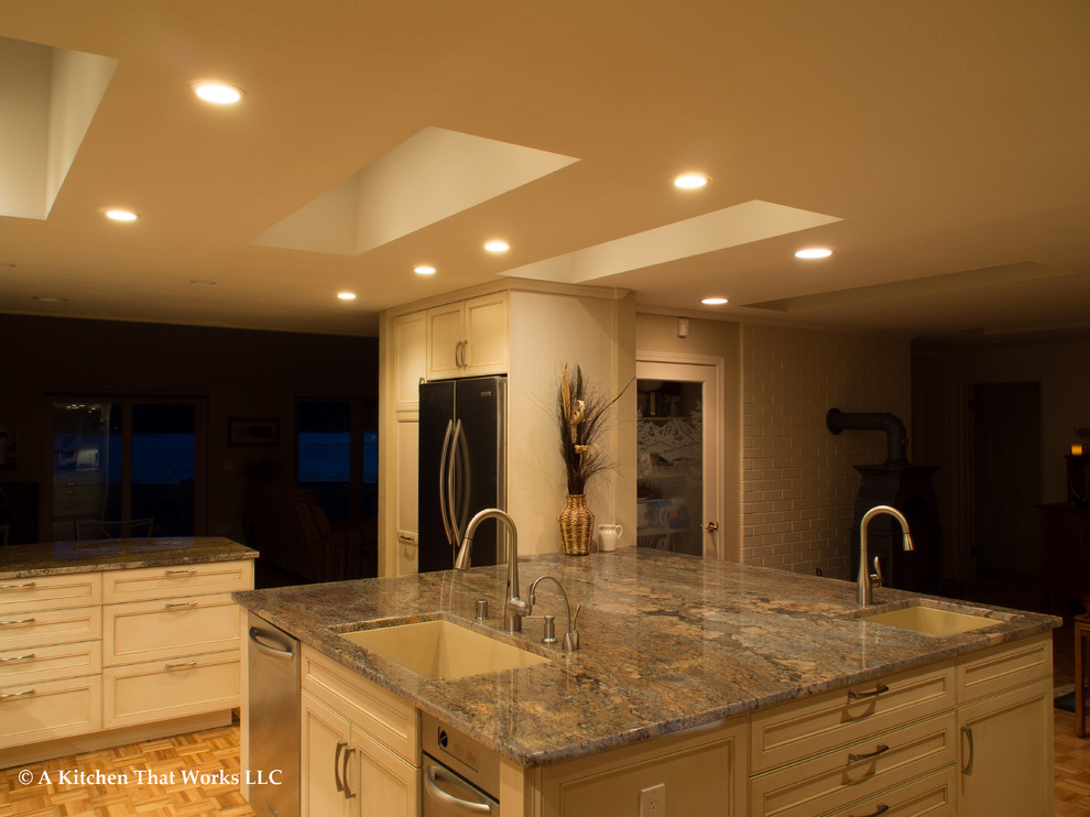 Eat-in kitchen - large transitional u-shaped medium tone wood floor and brown floor eat-in kitchen idea in Seattle with an undermount sink, recessed-panel cabinets, white cabinets, granite countertops, stone slab backsplash, stainless steel appliances, an island, brown backsplash and brown countertops