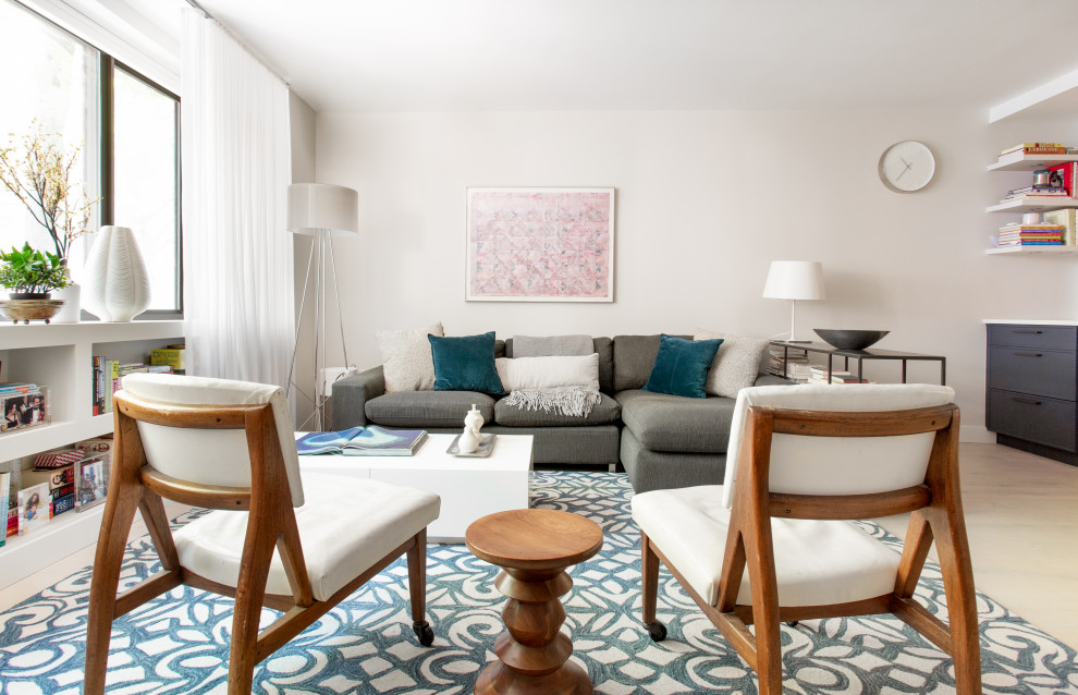 Idee per un piccolo soggiorno minimal aperto con pareti grigie, parquet chiaro, TV a parete e pavimento bianco