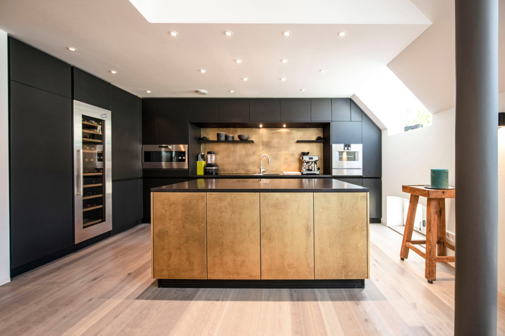 Large contemporary l-shaped open plan kitchen in Munich with a submerged sink, black cabinets, metallic splashback, stainless steel appliances, medium hardwood flooring, an island, brown floors and black worktops.