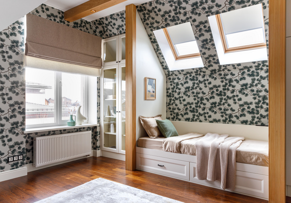 Imagen de dormitorio infantil tradicional renovado de tamaño medio con paredes beige, suelo de madera oscura, suelo marrón, vigas vistas y papel pintado