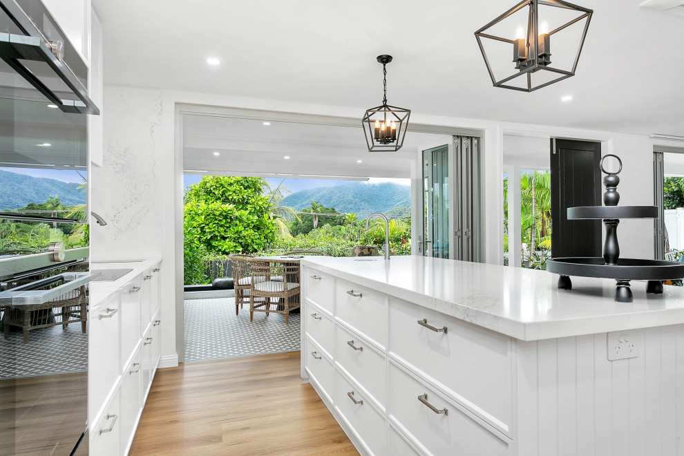 Design ideas for a beach style kitchen in Cairns.