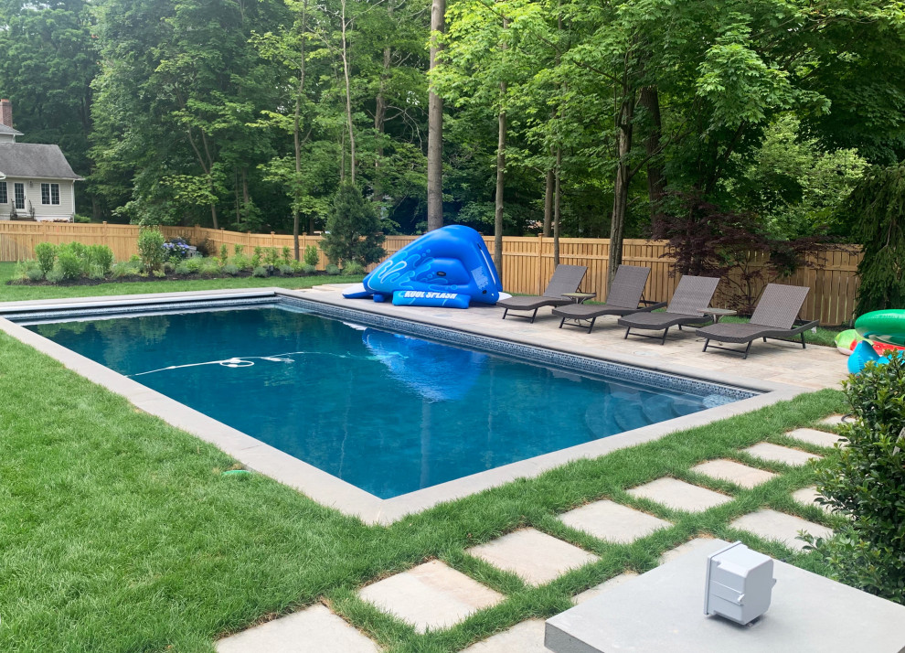 Großer, Gefliester Moderner Pool hinter dem Haus in rechteckiger Form mit Pool-Gartenbau in New York