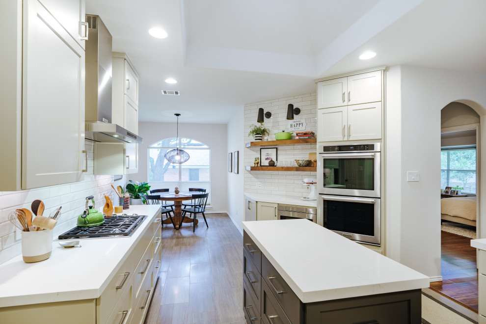 Kitchen - transitional kitchen idea in Austin