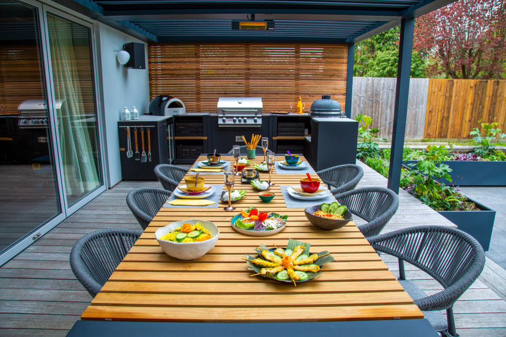 Mittelgroße Moderne Pergola hinter dem Haus mit Outdoor-Küche und Dielen in Essex