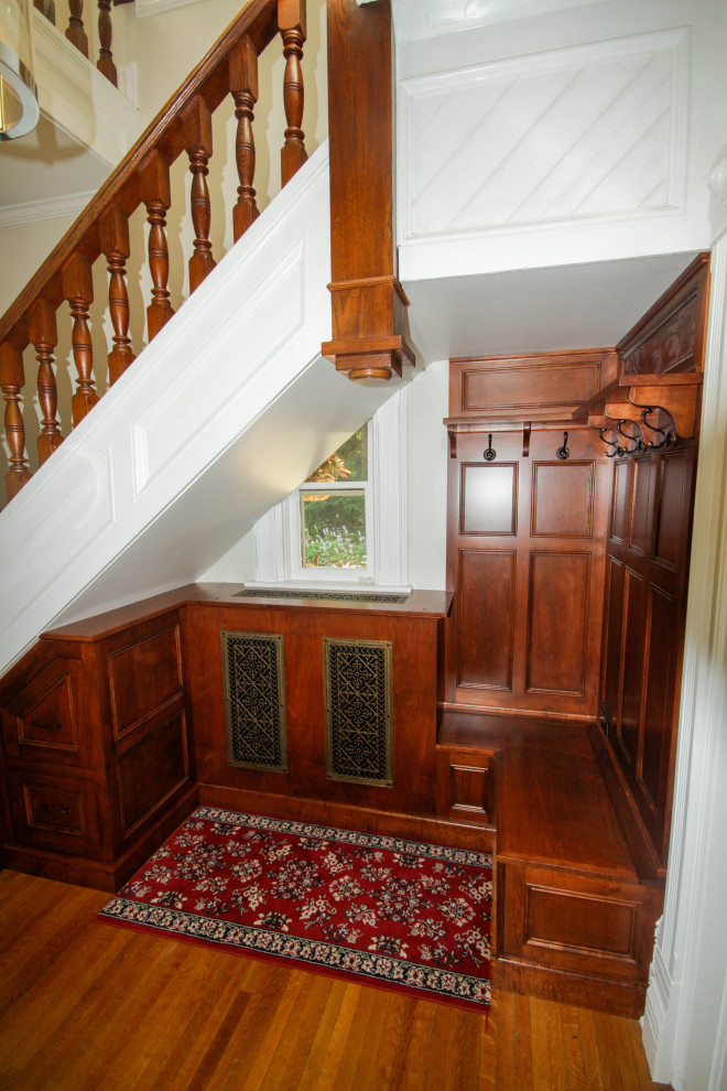 Immagine di un corridoio vittoriano con pavimento in legno verniciato