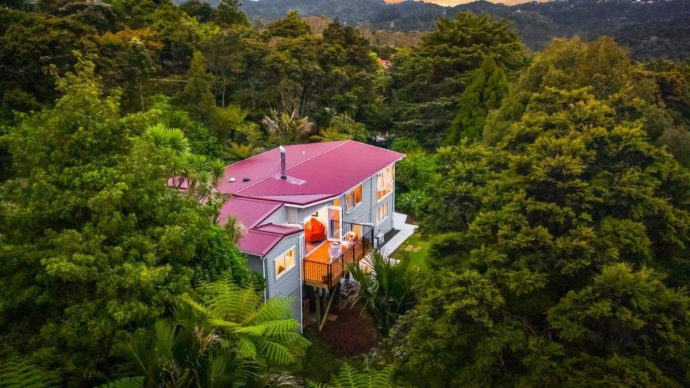 Imagen de fachada de casa gris y roja minimalista grande de dos plantas con revestimiento de madera, tejado plano, tejado de metal y panel y listón