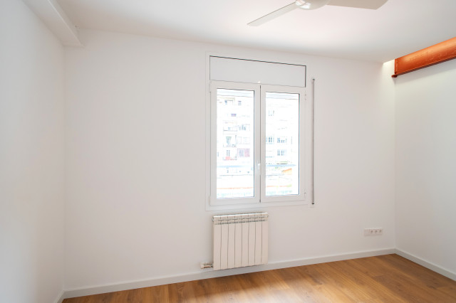Piso reformado en calle Diputaci&oacute; de Barcelona contemporary-bedroom
