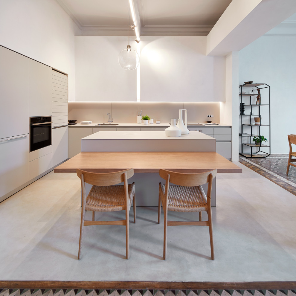 Immagine di una cucina minimal di medie dimensioni con lavello da incasso, ante lisce, top in cemento, paraspruzzi beige, pavimento in cemento, pavimento grigio e top grigio
