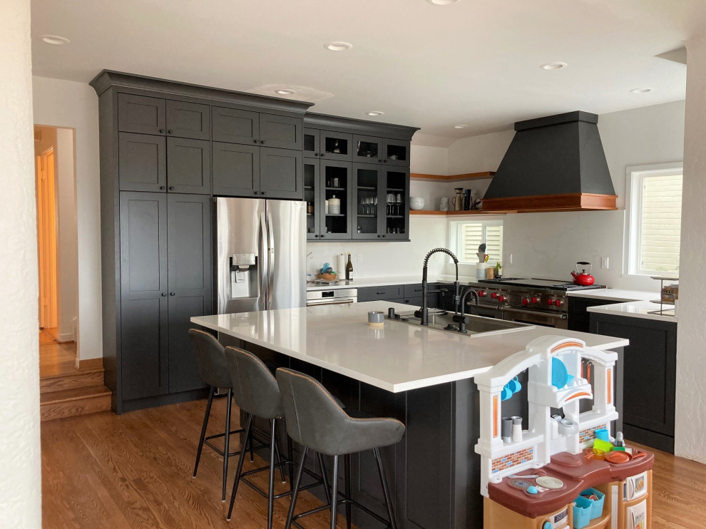 Источник вдохновения для домашнего уюта: п-образная кухня-гостиная среднего размера в стиле ретро с фасадами в стиле шейкер, серыми фасадами и островом