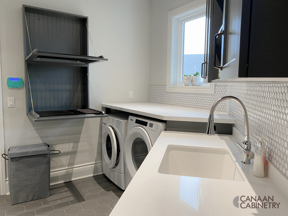 Example of a transitional home design design in Toronto