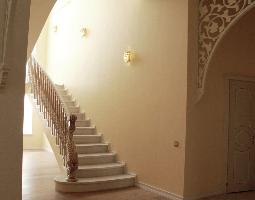 Лестница с классическими ограждениями