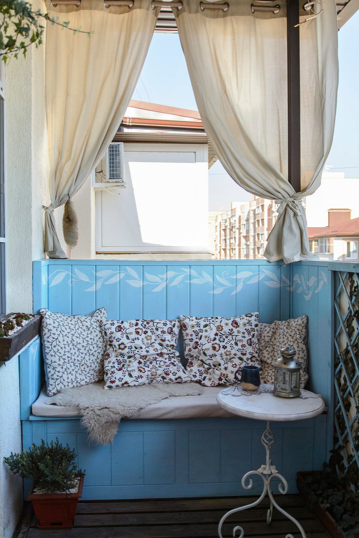 Уютная терраса с подушками