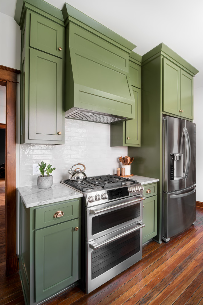 Foto på ett mellanstort amerikanskt grå kök, med en rustik diskho, skåp i shakerstil, gröna skåp, bänkskiva i kvartsit, grått stänkskydd, stänkskydd i keramik, rostfria vitvaror, mellanmörkt trägolv och brunt golv
