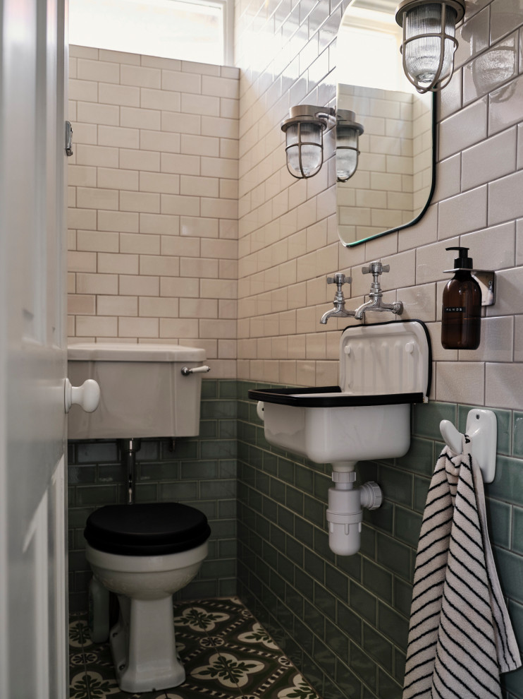 Immagine di una stanza da bagno eclettica