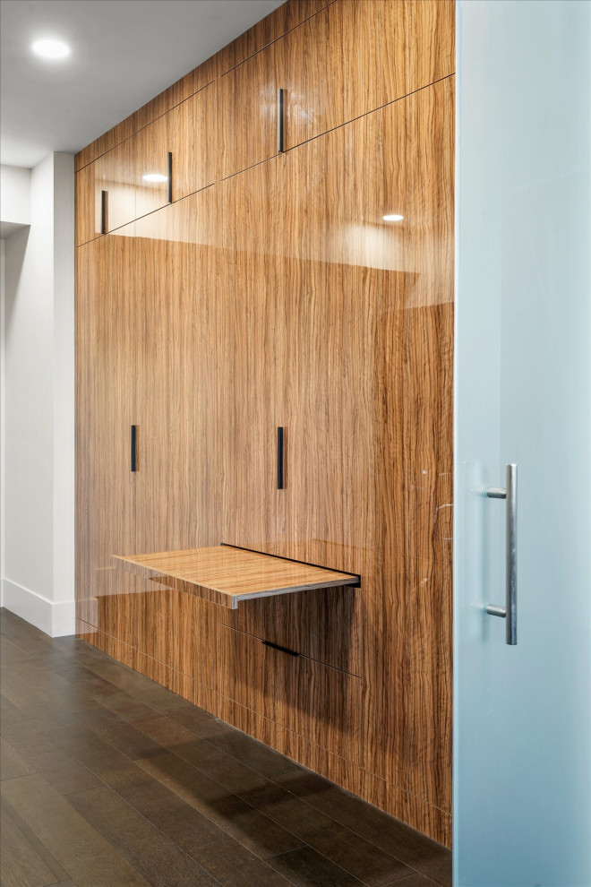 Imagen de despacho moderno de tamaño medio con suelo de madera en tonos medios y suelo marrón