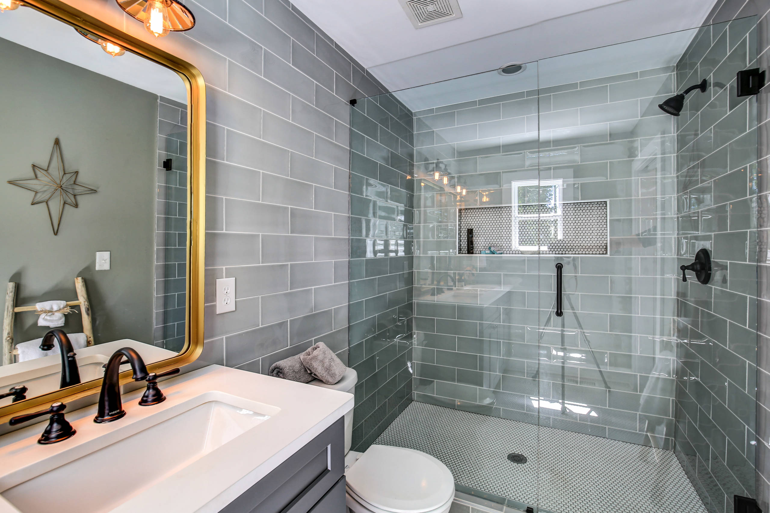 How to Decorate a Small Master Bathroom: Stunning Space-Saving Ideas