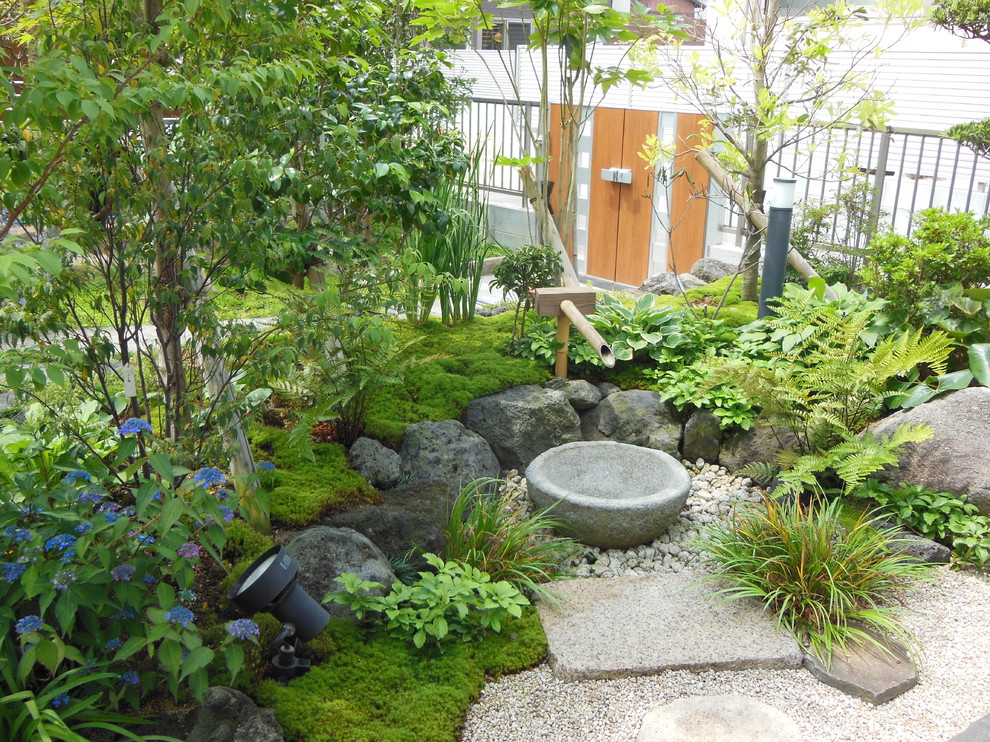 Inspiration for an asian front yard garden in Fukuoka.