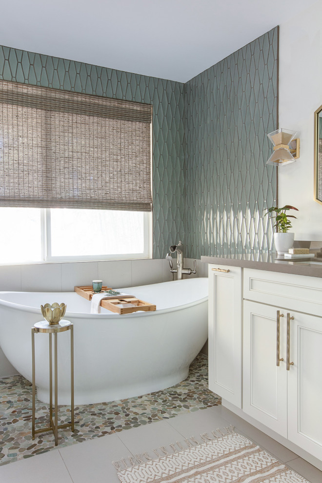 Exempel på ett mellanstort modernt grå grått badrum, med vita skåp, ett fristående badkar, en hörndusch, vit kakel, vita väggar, klinkergolv i porslin, ett undermonterad handfat, bänkskiva i kvarts, beiget golv och dusch med gångjärnsdörr