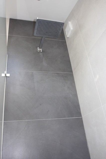Upper Cottage modern-bathroom