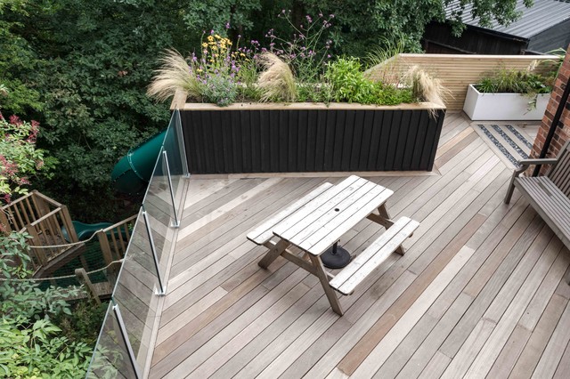 Stockport Deck contemporary-garden