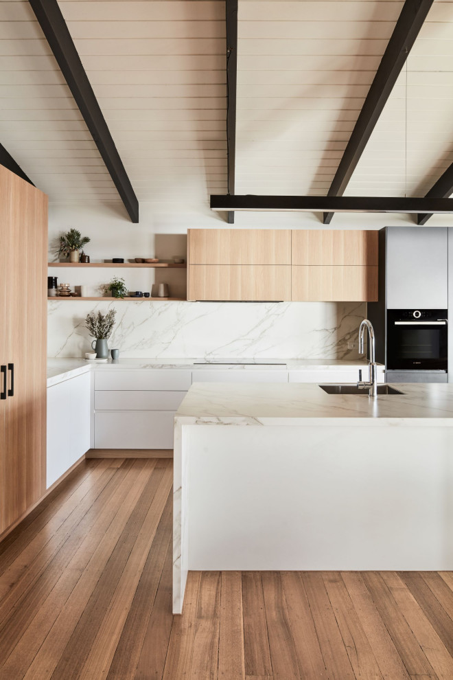 Inspiration for a midcentury kitchen in Melbourne.
