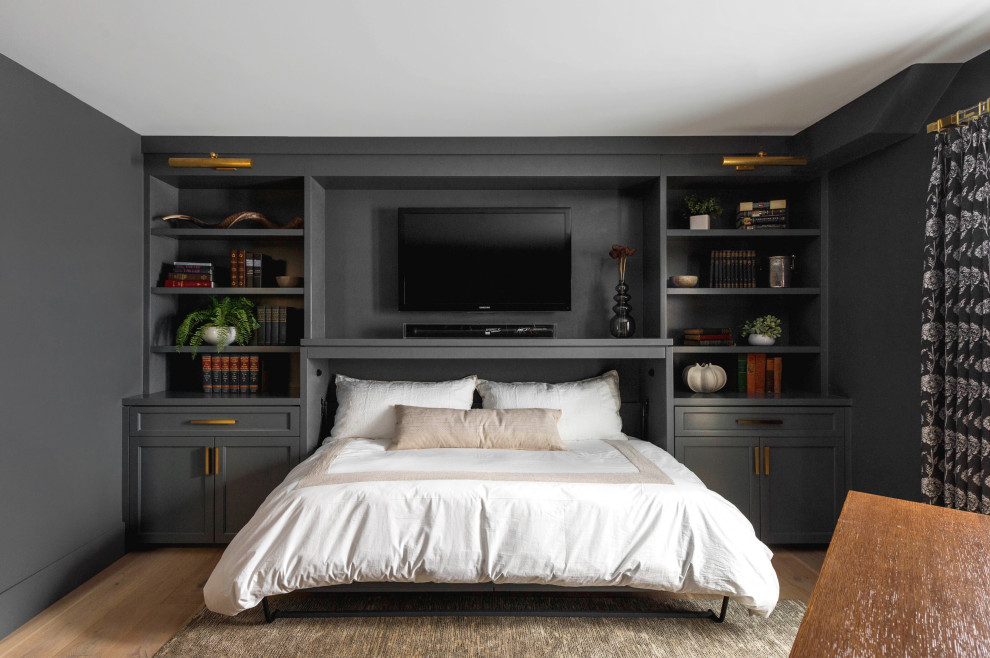 Exempel på ett klassiskt sovrum, med grå väggar, mellanmörkt trägolv och brunt golv