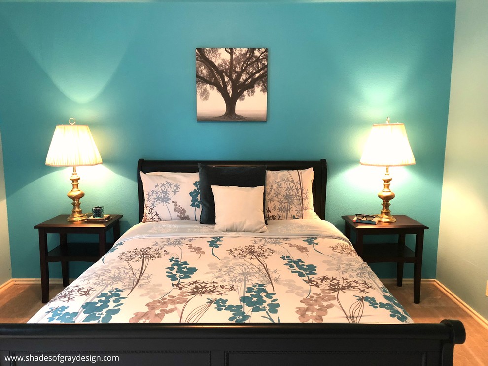 Mittelgroßes Klassisches Gästezimmer ohne Kamin mit blauer Wandfarbe, Teppichboden und beigem Boden in Austin