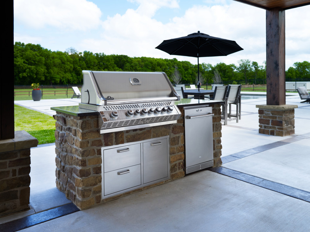Cette image montre une petite terrasse arrière chalet avec une cuisine d'été et une extension de toiture.