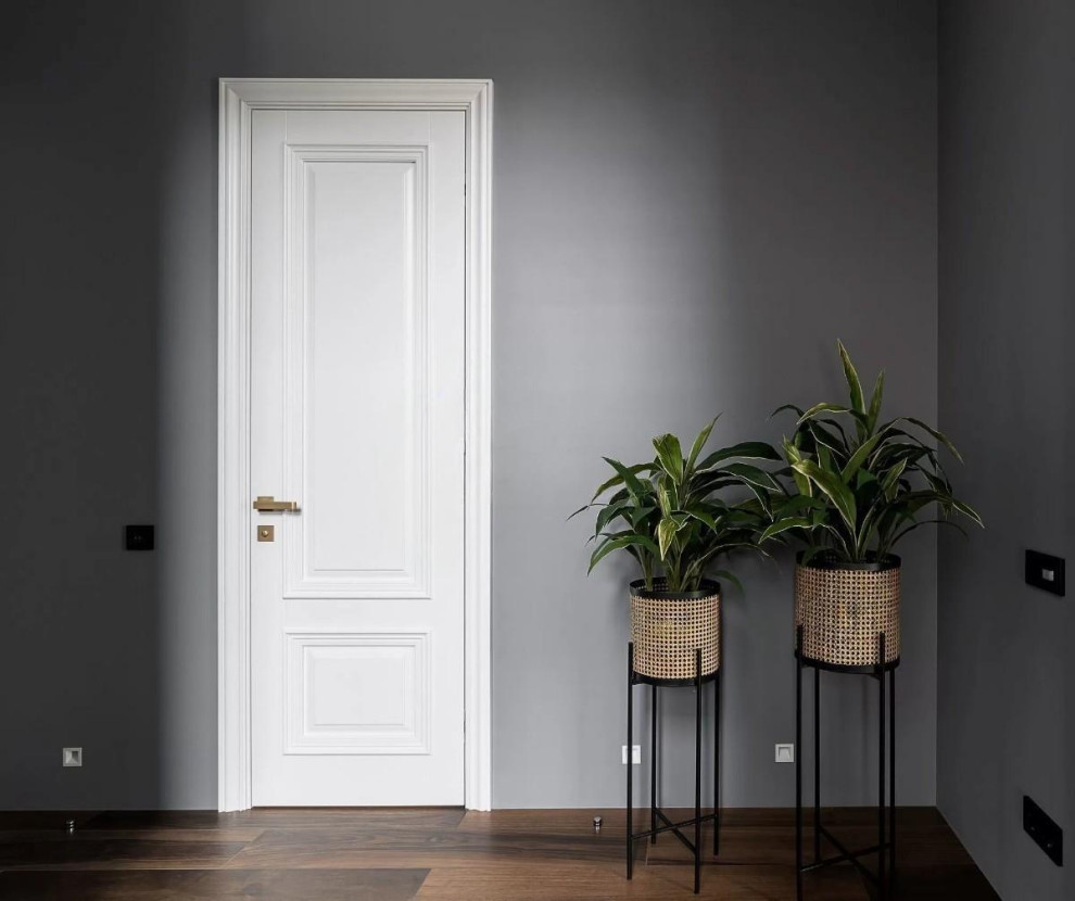 Inspiration pour un grand couloir design avec un mur gris, un sol en carrelage de porcelaine, un sol marron et un mur en parement de brique.