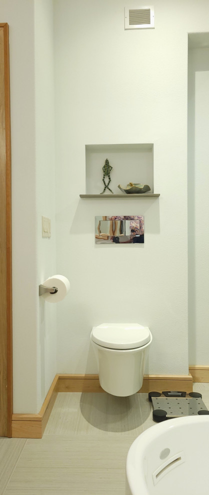 Idéer för ett mellanstort modernt vit badrum, med skåp i shakerstil, skåp i ljust trä, ett fristående badkar, en öppen dusch, en vägghängd toalettstol, grön kakel, porslinskakel, vita väggar, klinkergolv i porslin, ett undermonterad handfat, bänkskiva i kvarts och beiget golv