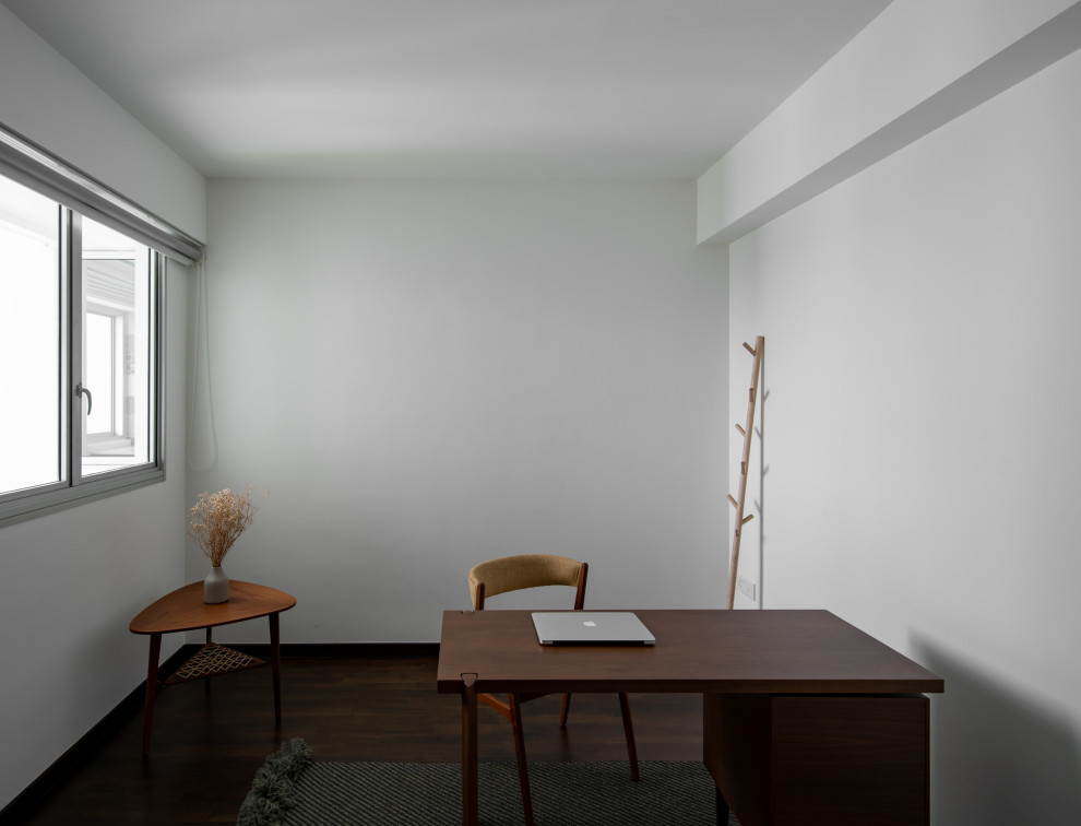 Photo of a contemporary home office in Singapore.