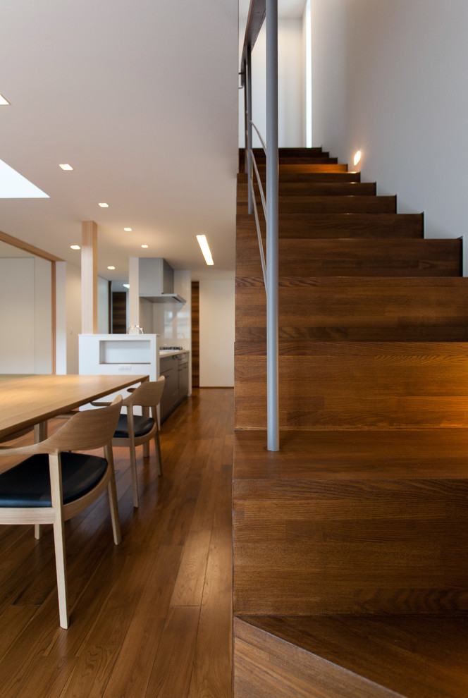 福岡にある広いモダンスタイルのおしゃれな階段の写真