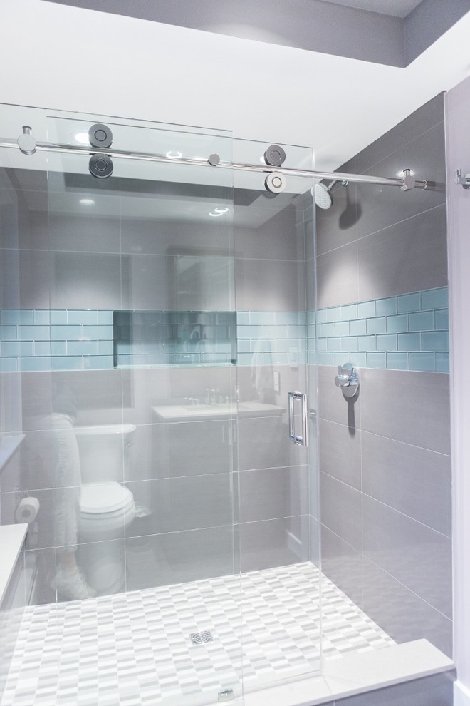 Exemple d'une petite salle de bain tendance avec un lavabo encastré, WC séparés, un carrelage gris, un carrelage en pâte de verre, un mur violet et un sol en carrelage de porcelaine.