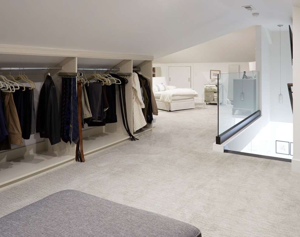 Photo of an expansive transitional gender-neutral dressing room in Chicago with carpet.