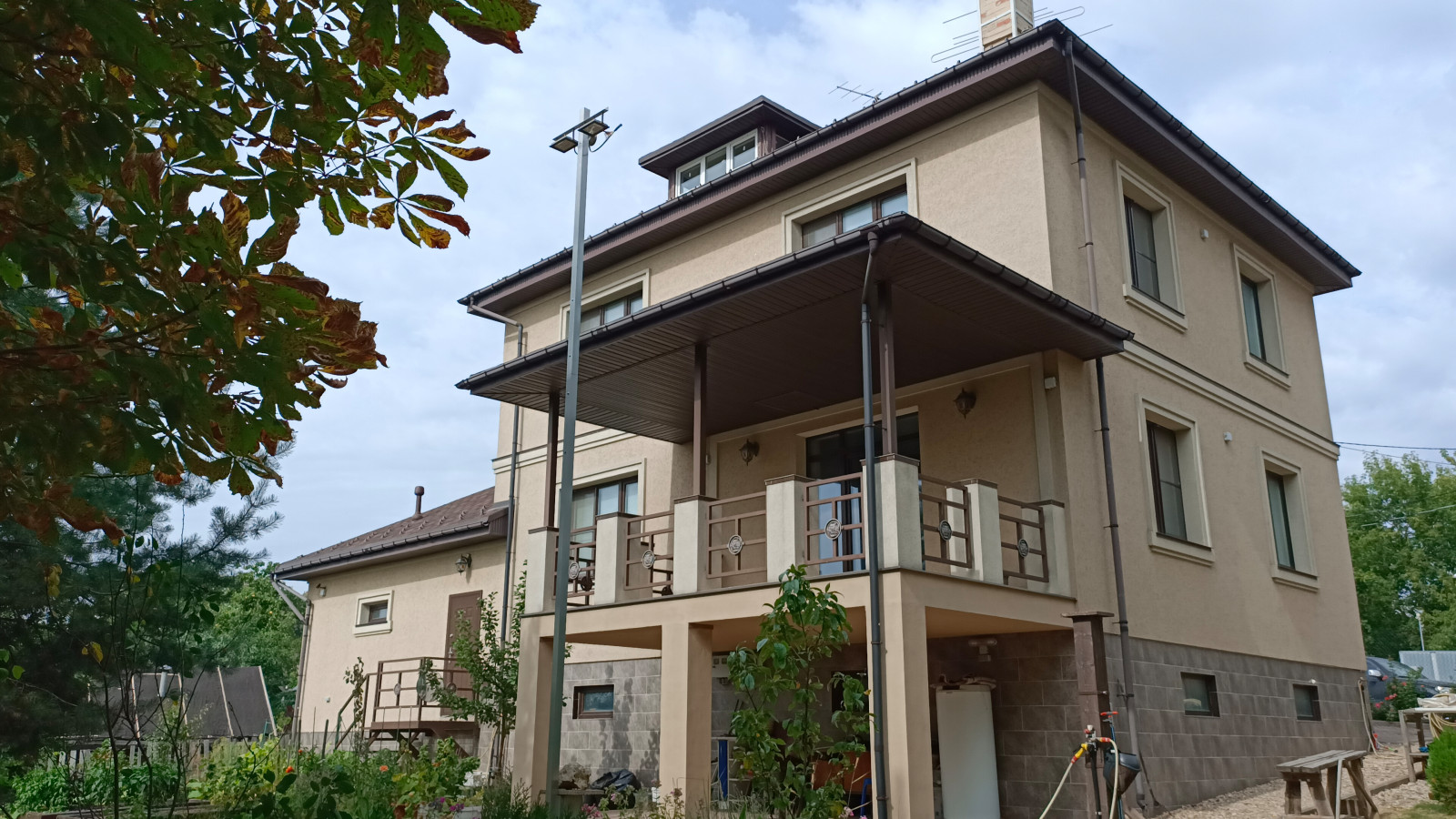 Дом утеплён чёрным пенополистиролом Неопор, СФТК Мокрый Фасад Ceresit