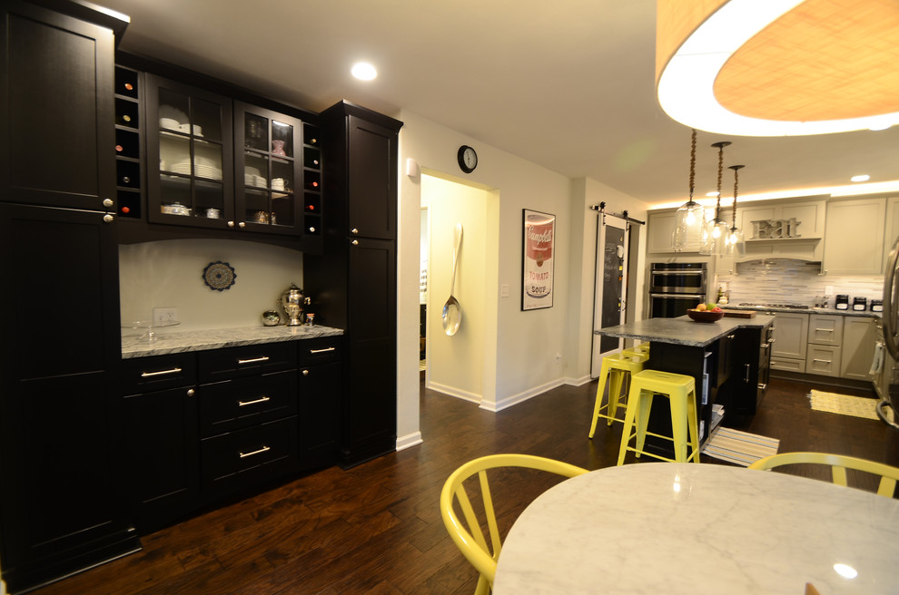 Example of a transitional home design design in Chicago