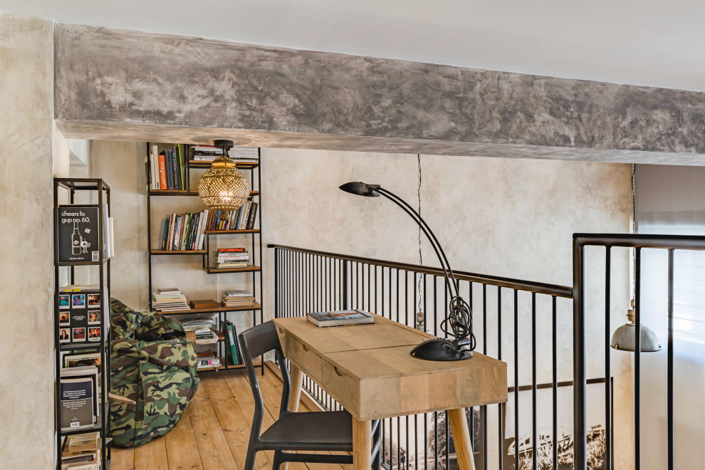 Esempio di uno studio bohémian con pareti beige, pavimento in legno massello medio, scrivania autoportante e pavimento marrone