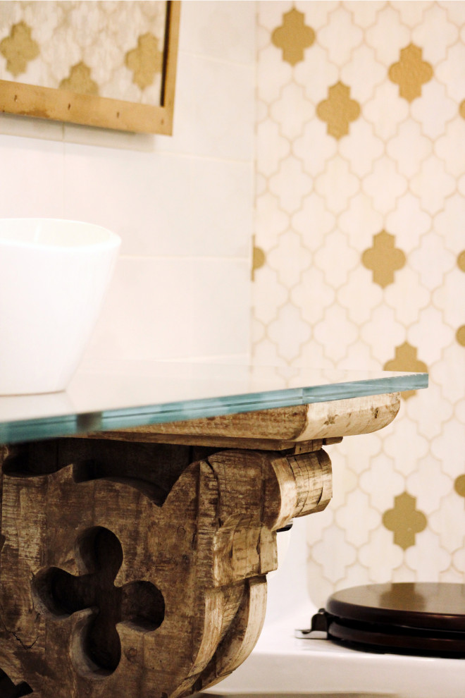 Пример оригинального дизайна: главная ванная комната среднего размера в стиле фьюжн с открытыми фасадами, фасадами цвета дерева среднего тона, унитазом-моноблоком, белой плиткой, керамогранитной плиткой, белыми стенами, настольной раковиной, стеклянной столешницей, тумбой под одну раковину и напольной тумбой