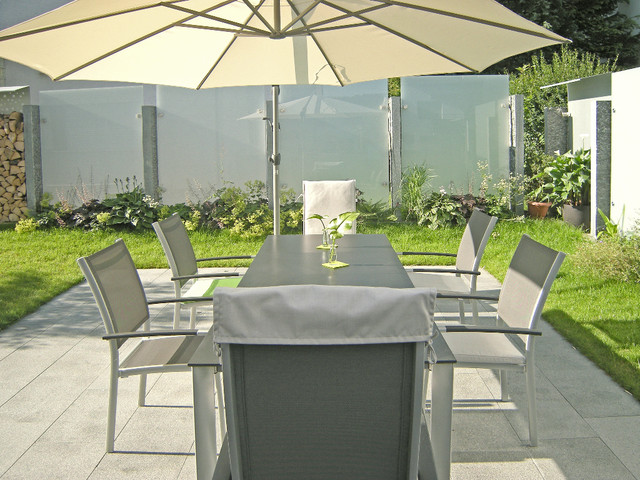 Glas Und Edelstahl Als Sichtschutz Im Garten Modern Terrasse Stuttgart Von Blochle Und Schwaller Gbr