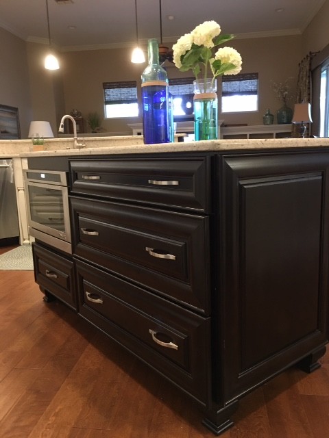Transitional kitchen photo in Orlando