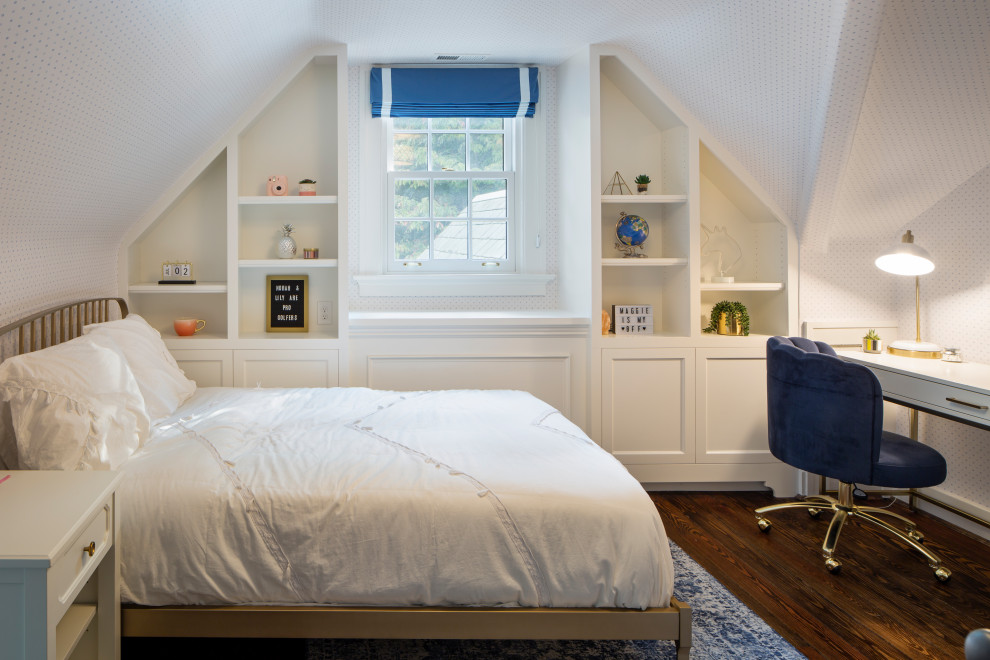 シンシナティにある小さなトラディショナルスタイルのおしゃれな寝室 (白い壁、濃色無垢フローリング、茶色い床、クロスの天井、壁紙)