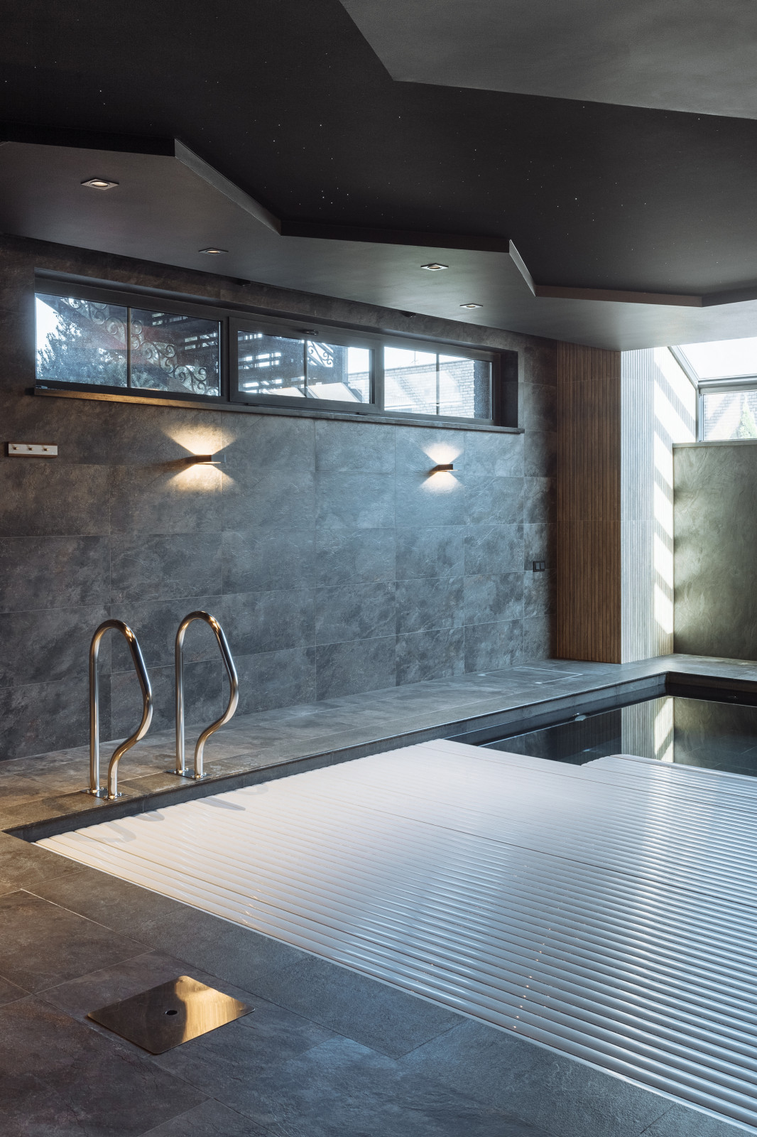 Сауна с бассейном в цоколе частного дома.