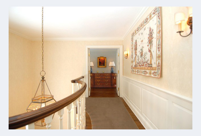 Example of a transitional hallway design in Miami