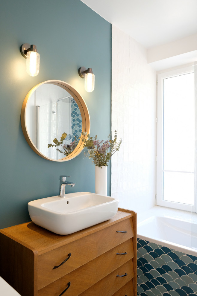 Inspiration pour une petite salle de bain principale vintage avec une baignoire encastrée, un combiné douche/baignoire, un carrelage bleu, des carreaux de céramique, un mur bleu, un sol en carrelage de céramique, un lavabo posé, un plan de toilette en bois, un sol blanc, un plan de toilette marron, une fenêtre et meuble simple vasque.
