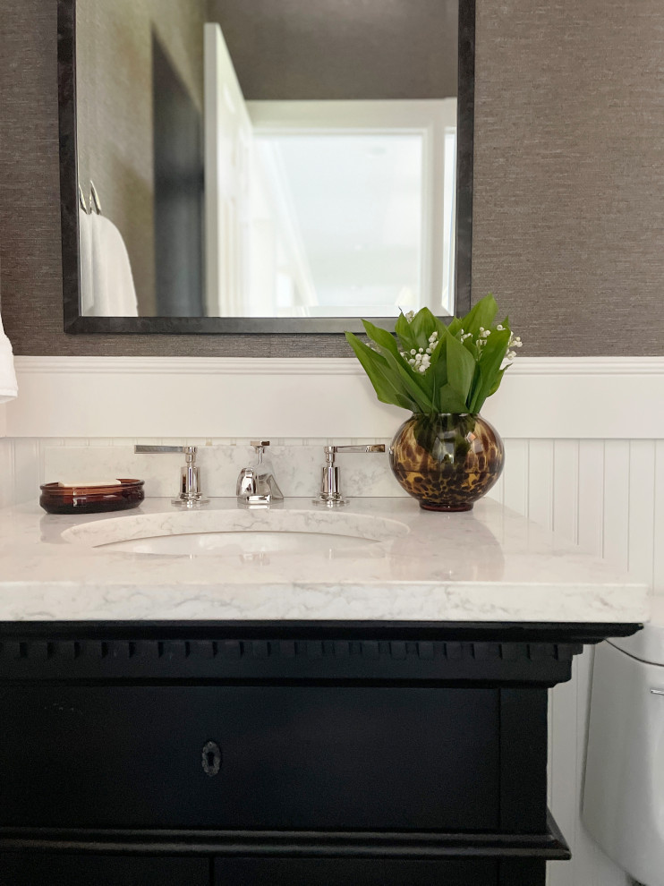Example of a transitional home design design in Seattle