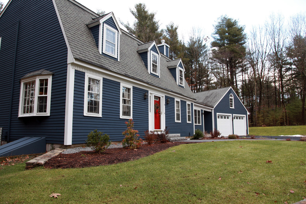 Inspiration for a traditional one-storey blue house exterior in Boston with vinyl siding.